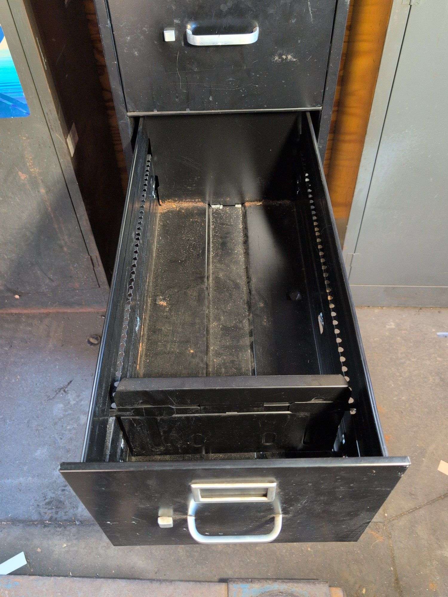 Hon metal filing cabinet - 15” x 29” x 5’