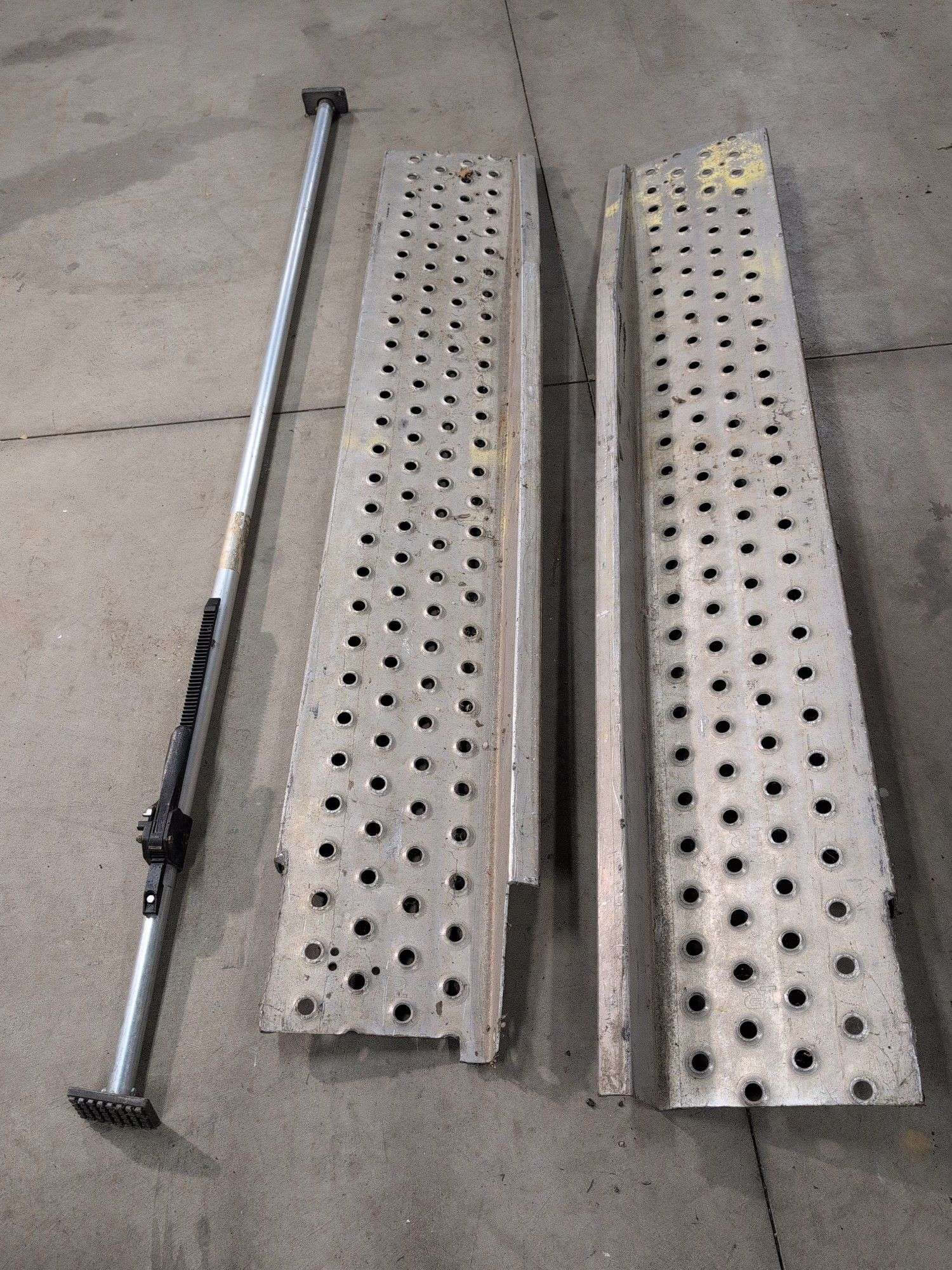(2) 78" metal ramps and trailer jack bar