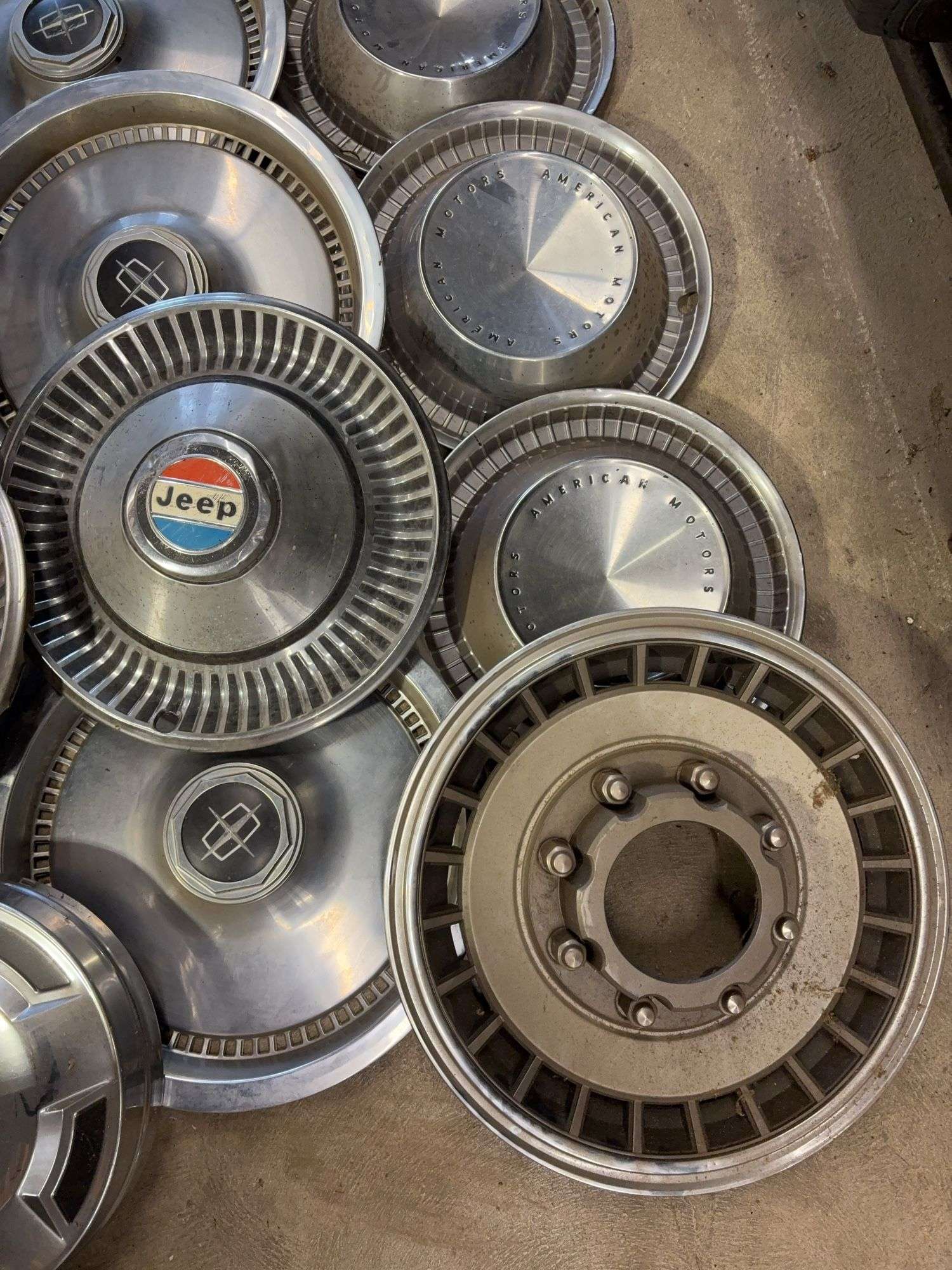 15+ hubcaps - see photos - Jeep, Ford, Lincoln, and more