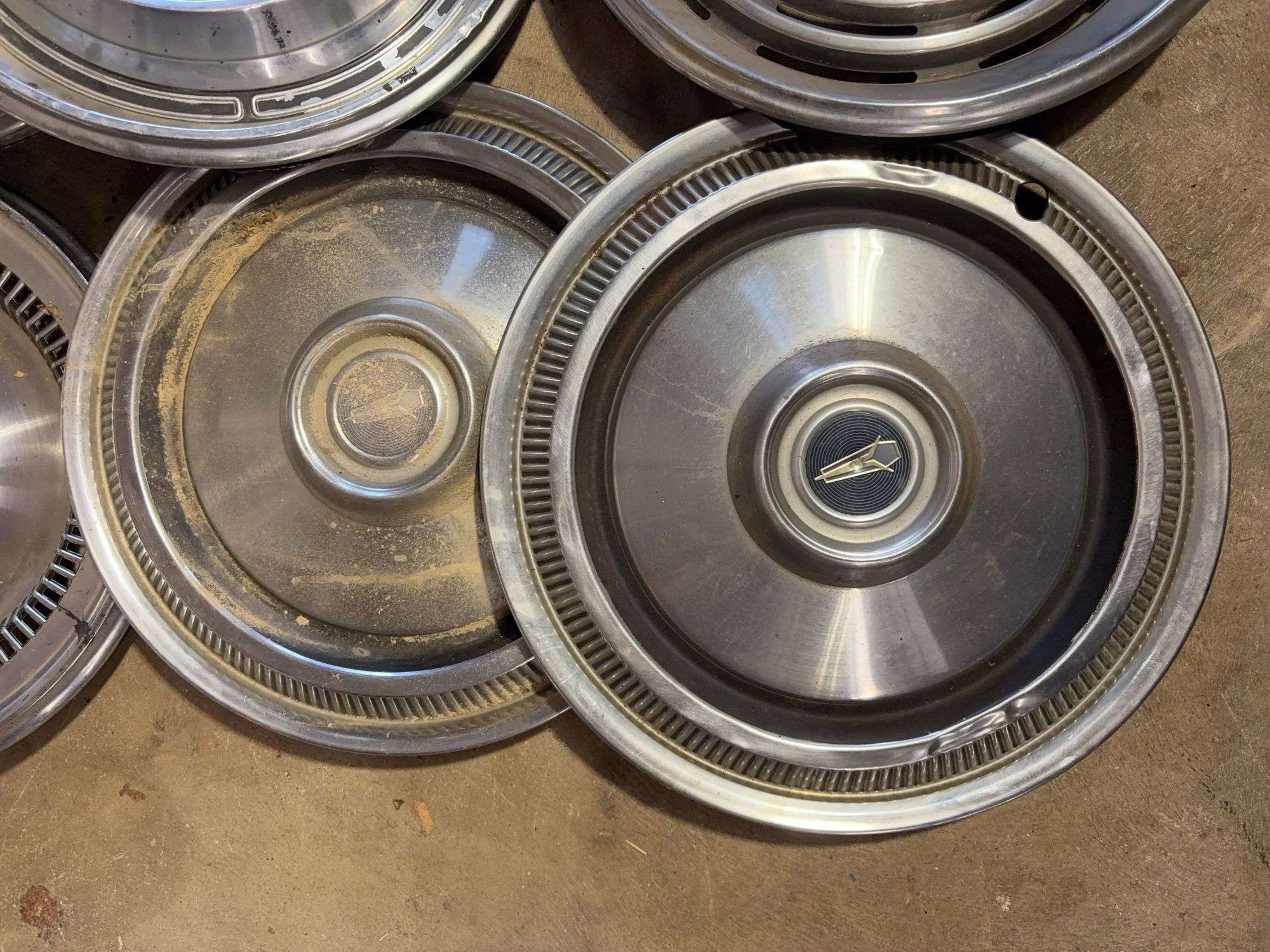 15+ hubcaps - see photos - Oldsmobile, Pontiac, Buick, and more