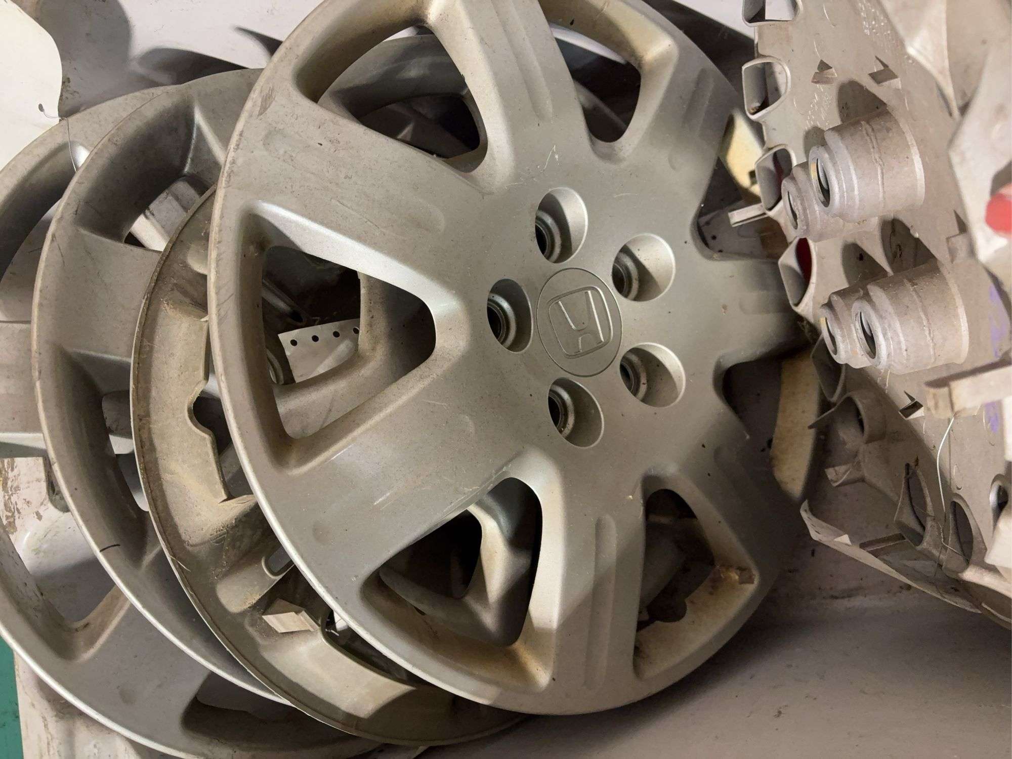 Large lot of hub caps and parts -Ford, Honda and more