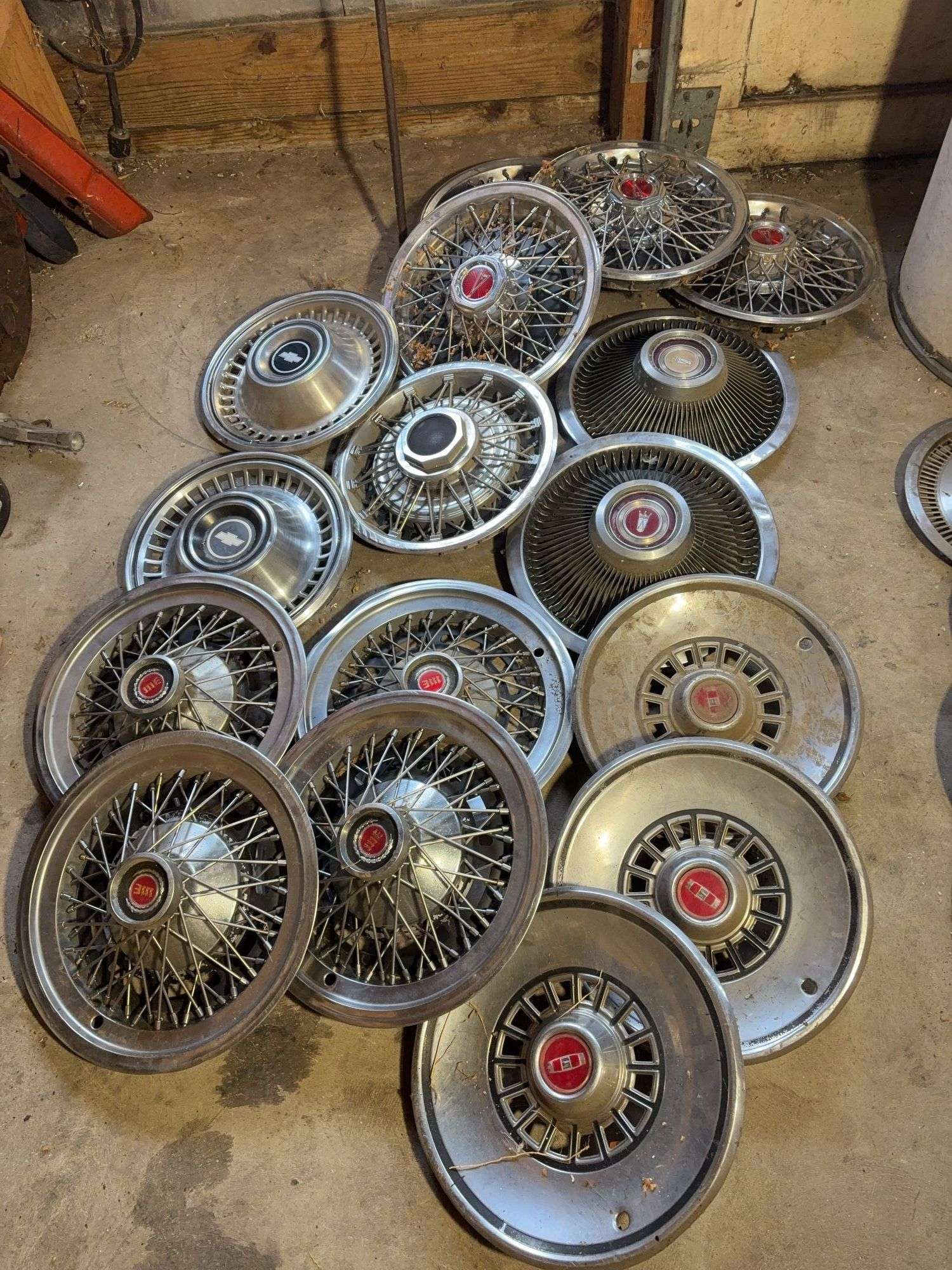 15+ hubcaps - see photos - Chevy, Pontiac, and more