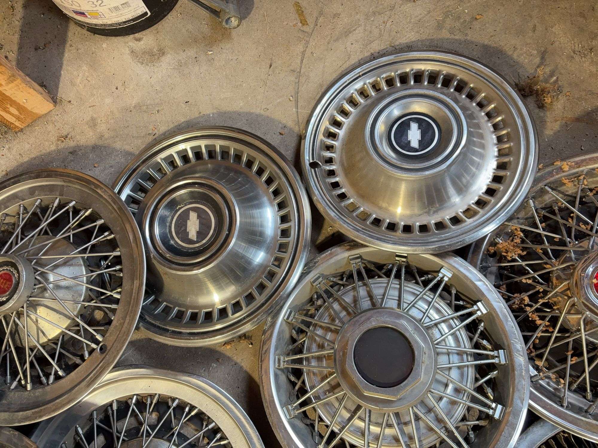 15+ hubcaps - see photos - Chevy, Pontiac, and more