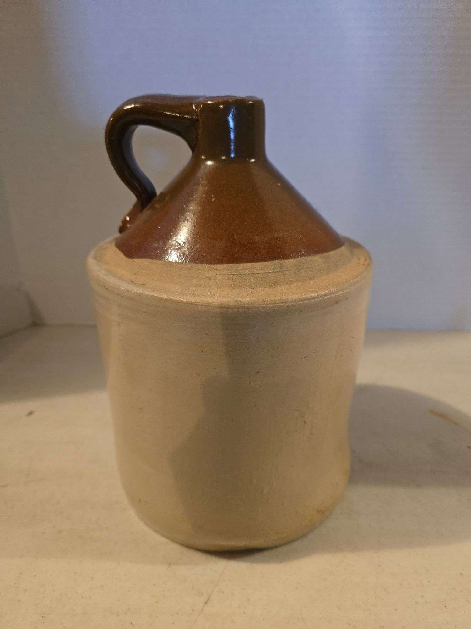 BROWN TOP 1 GALLON CROCK JUG HAS HAIRLINE ON BOTTOM