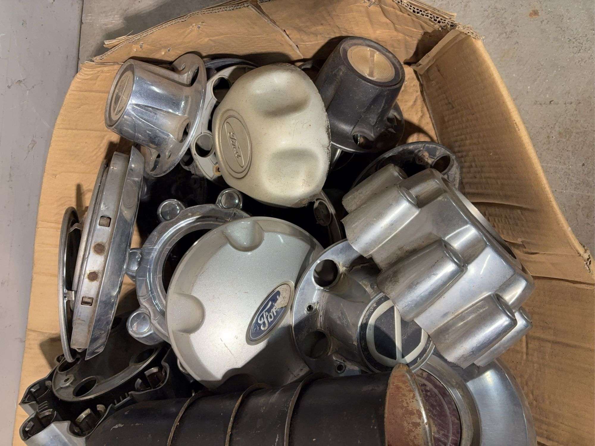 Large lot of hub caps and parts -Ford, Honda and more