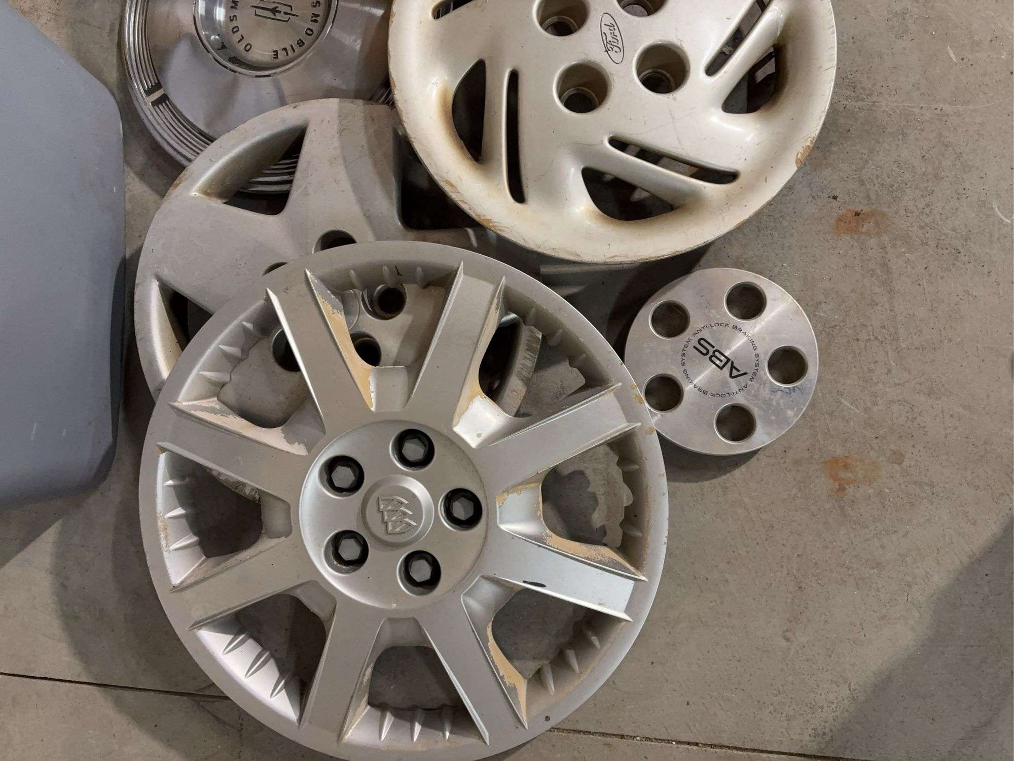 Tote of hub caps and parts -Ford, Oldsmobile and more