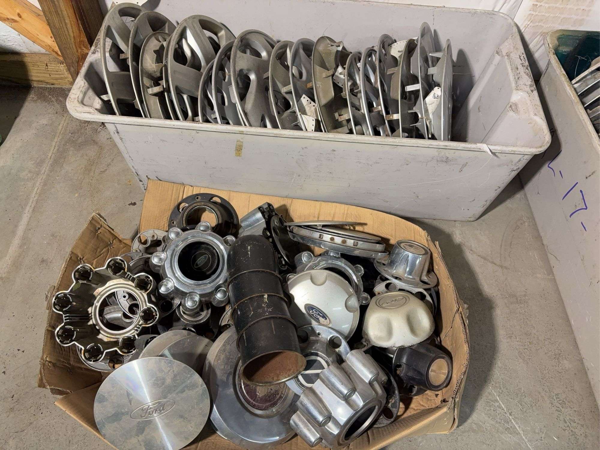 Large lot of hub caps and parts -Ford, Honda and more