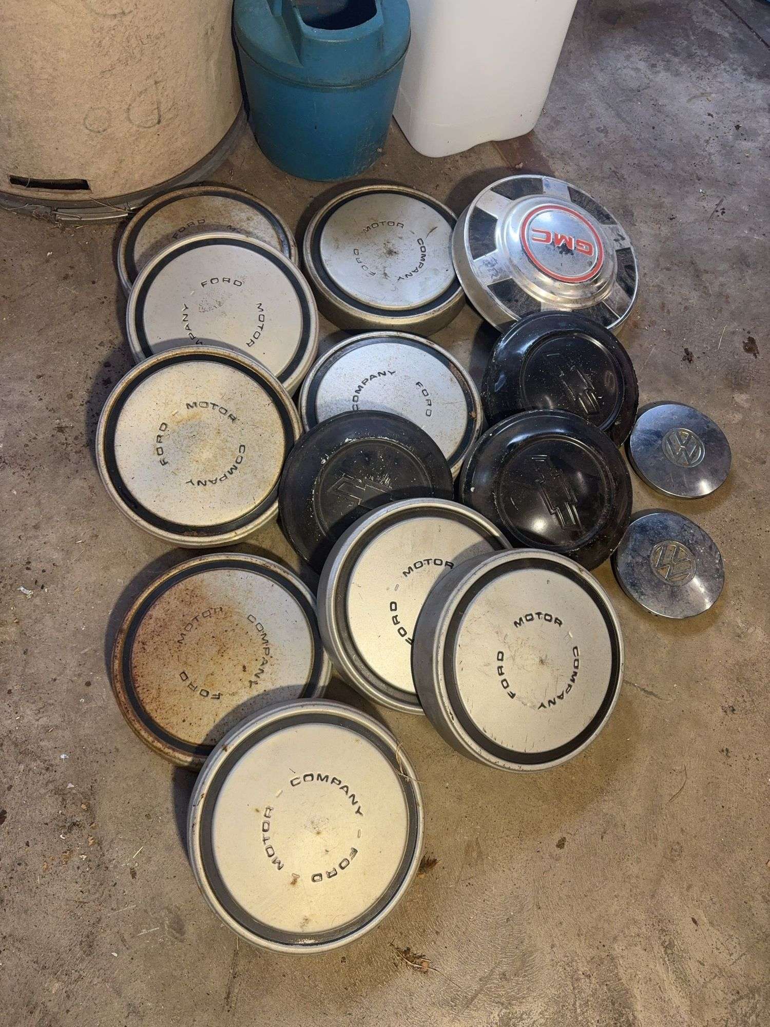 15+ hubcaps - see photos - GMC, Ford, Chevy, and Volkswagen