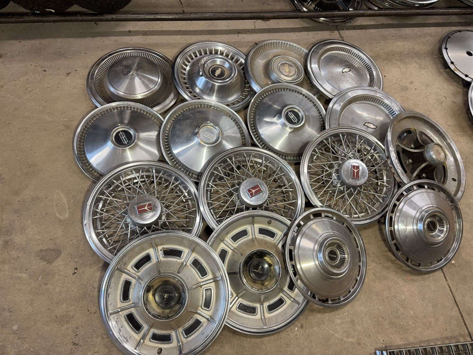 15+ hubcaps - see photos - Chevy, Oldsmobile, and more