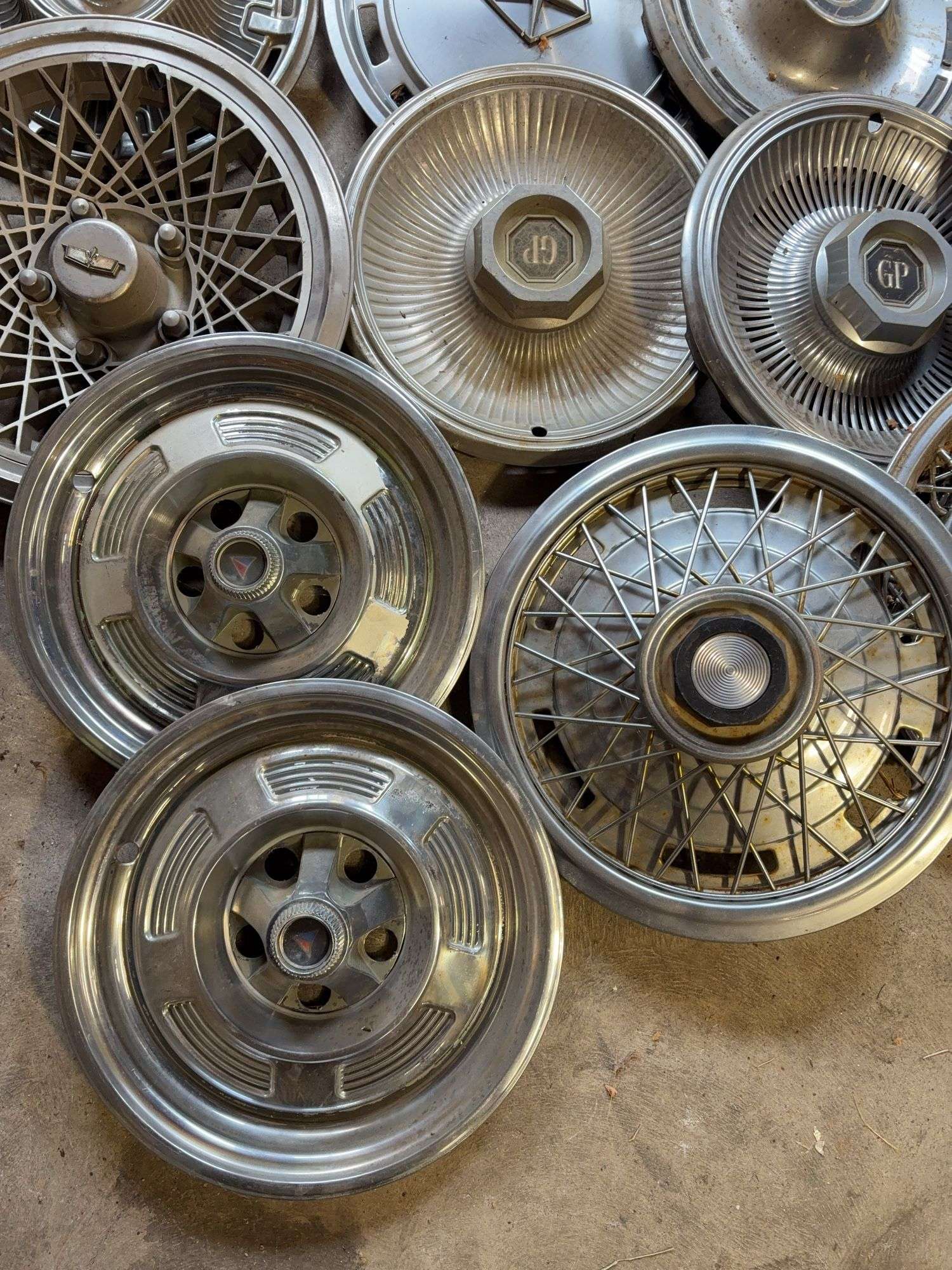 15+ hubcaps - see photos - Chevy, Pontiac, and more