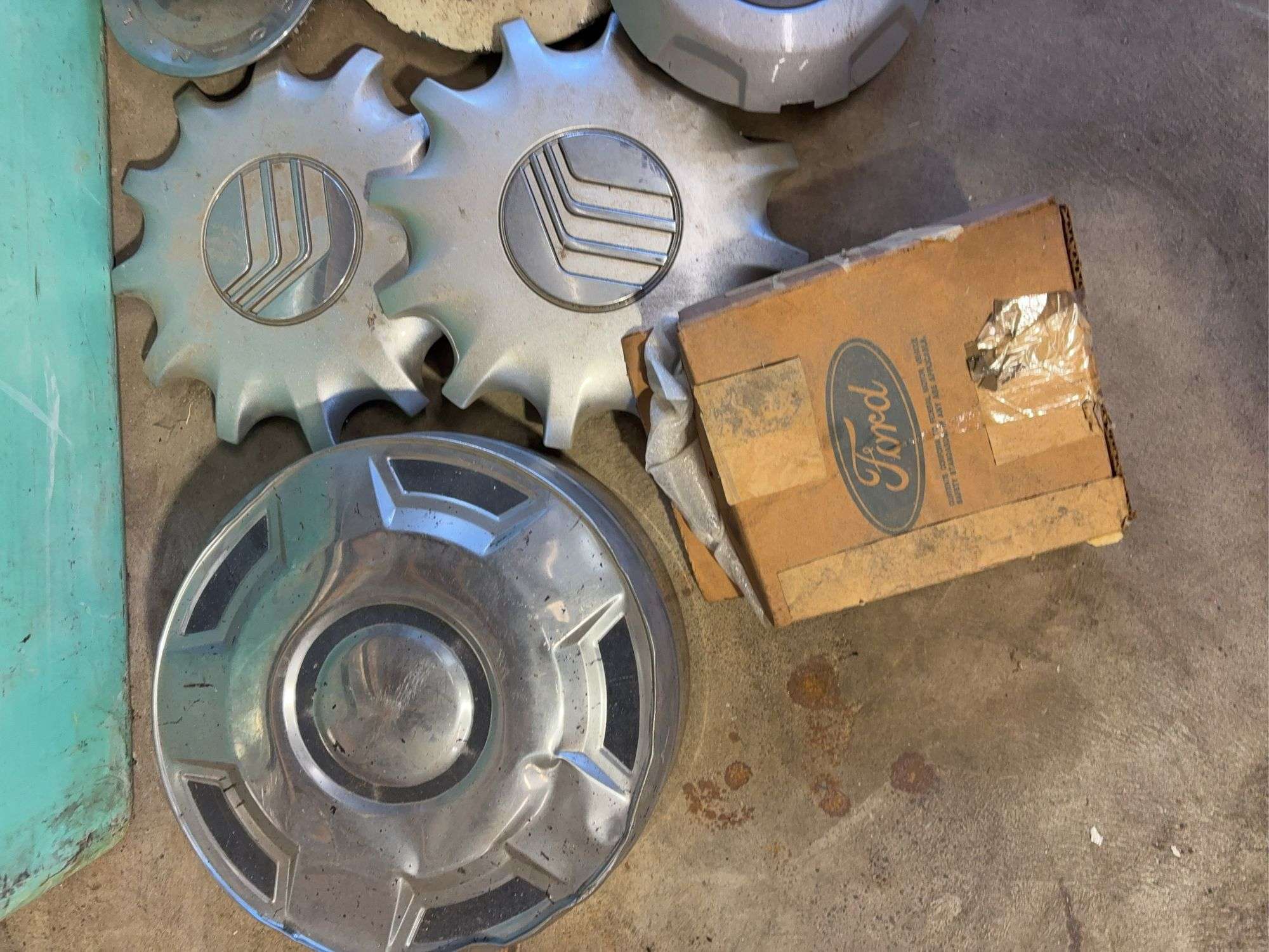 Large tote of miscellaneous hub caps and parts -Jeep, Lincoln, Ford and more