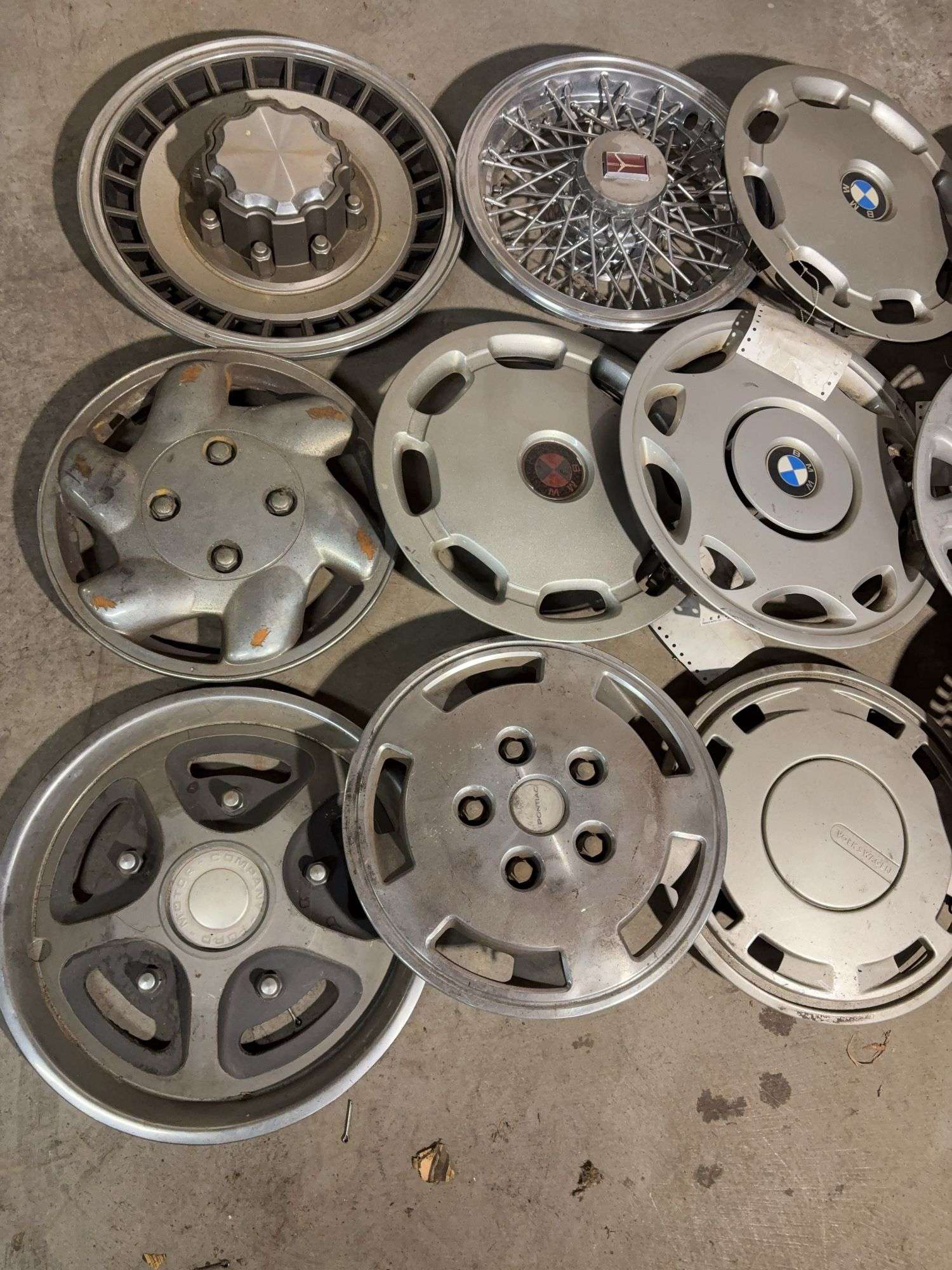 (15+) hubcaps including BMW, Pontiac, and more