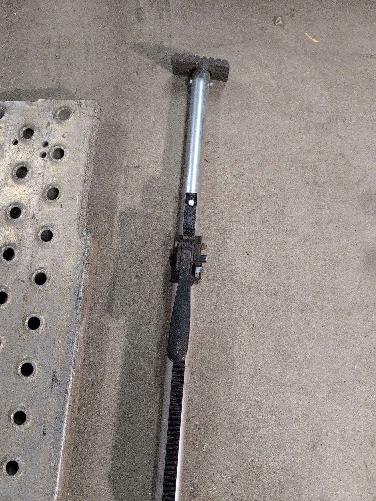 (2) 78" metal ramps and trailer jack bar