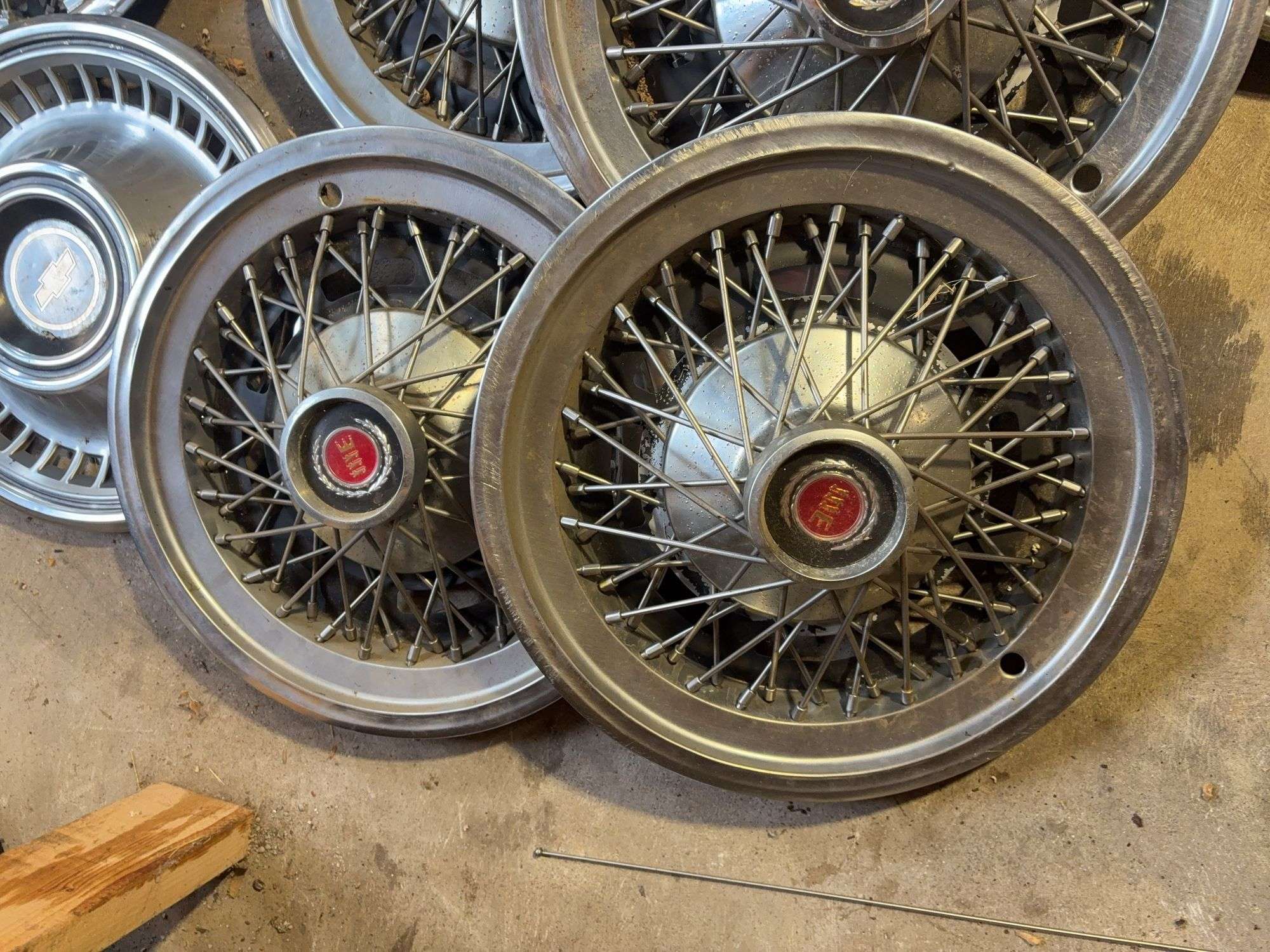 15+ hubcaps - see photos - Chevy, Pontiac, and more