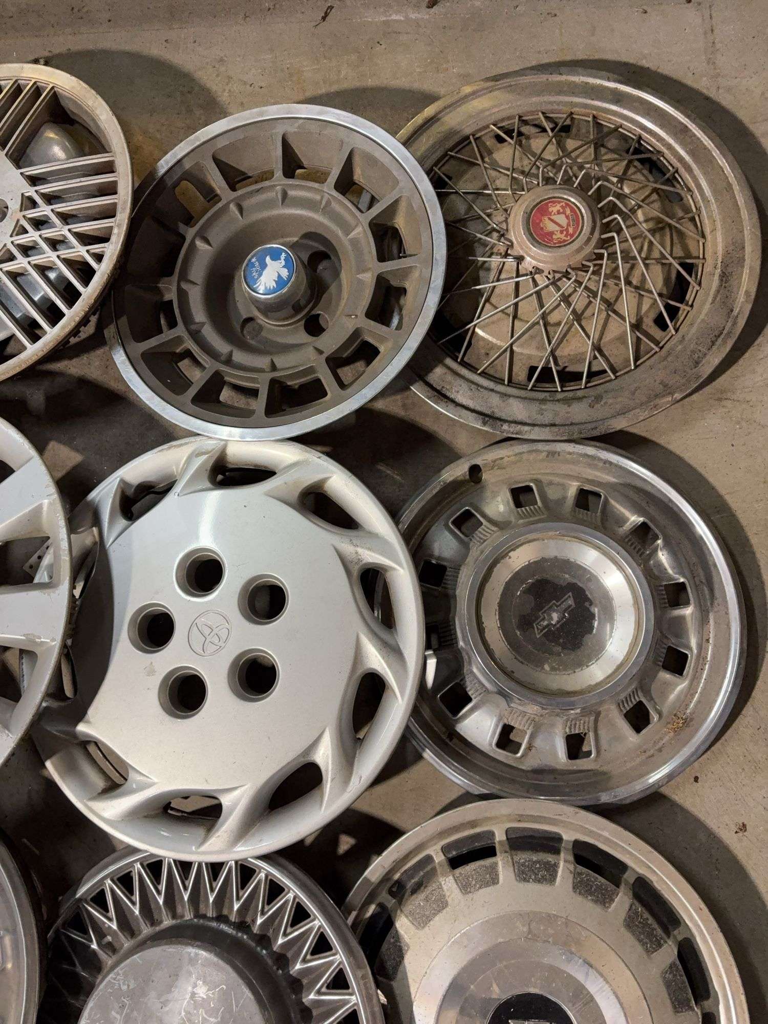 (15+) hub caps including Chevy, Toyota and more