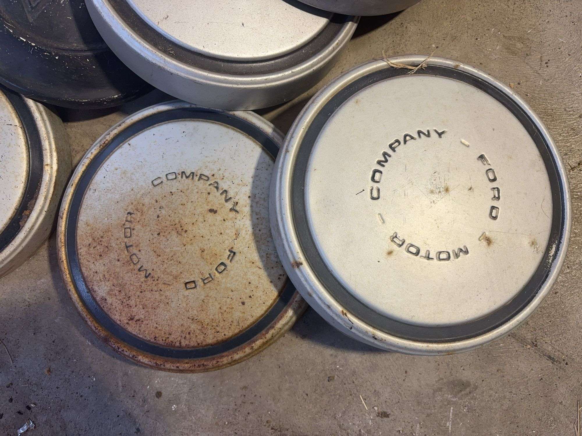 15+ hubcaps - see photos - GMC, Ford, Chevy, and Volkswagen