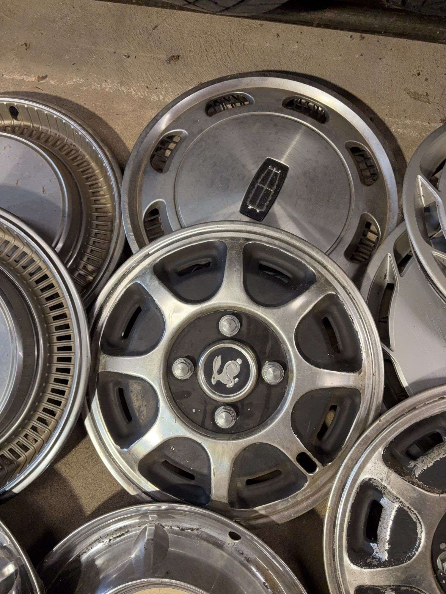 15+ hubcaps - see photos - Ford, Oldsmobile, and more