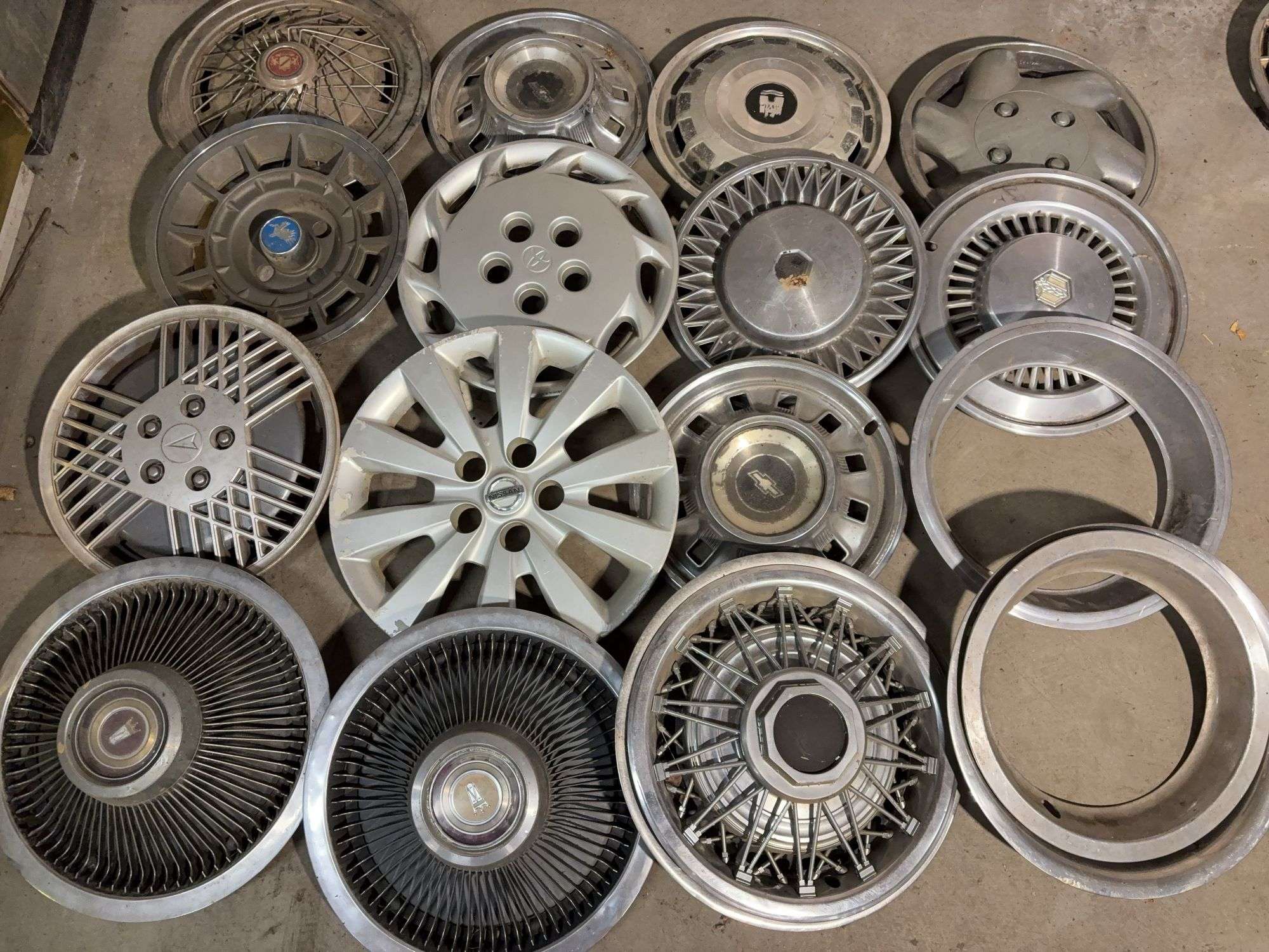 (15+) hub caps including Chevy, Toyota and more