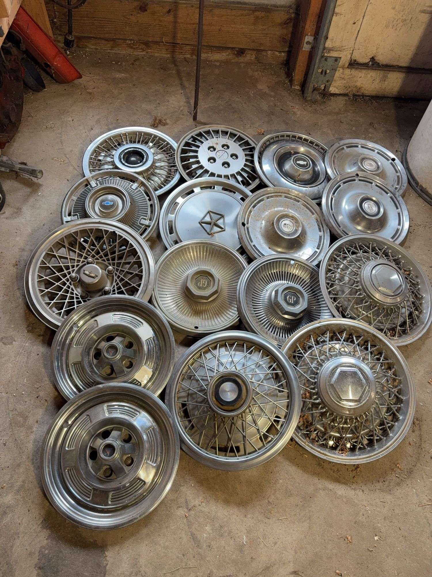 15+ hubcaps - see photos - Chevy, Pontiac, and more