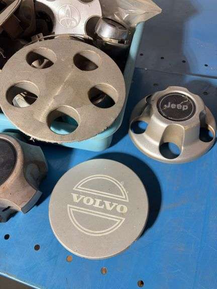 Tote of hub caps and parts, Jeep, Nissan, Toyota and more