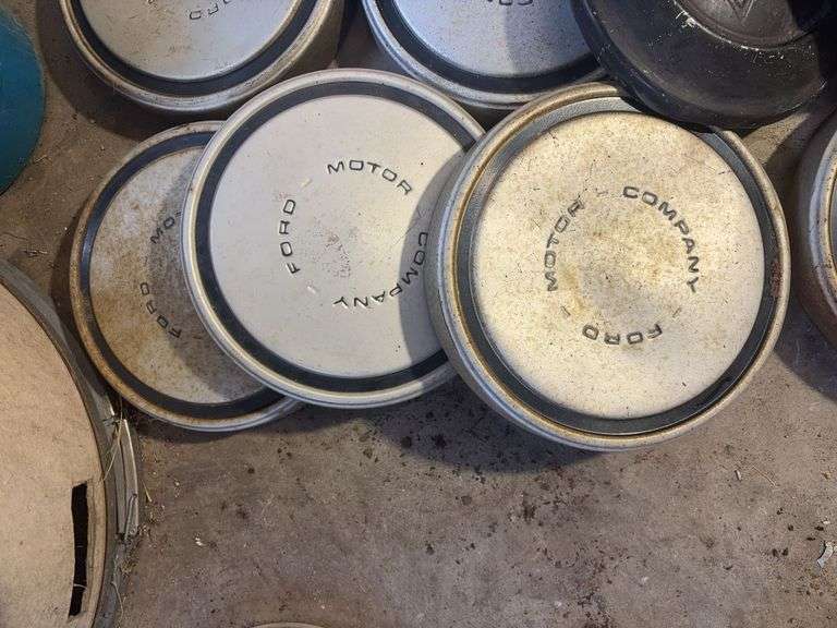 15+ hubcaps - see photos - GMC, Ford, Chevy, and Volkswagen