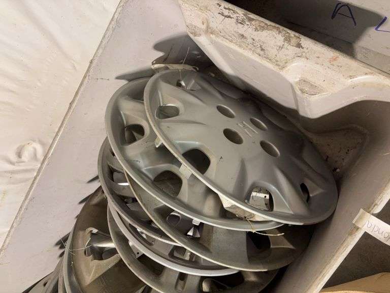 Large lot of hub caps and parts -Ford, Honda and more
