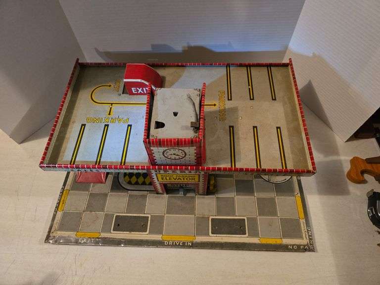 1949 COHN FRANK STUDIOS TIN LITHO SERVICE STATION 25" X 16" X 11"