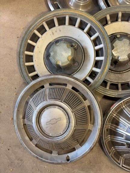 15+ hubcaps - see photos - Chevy and others