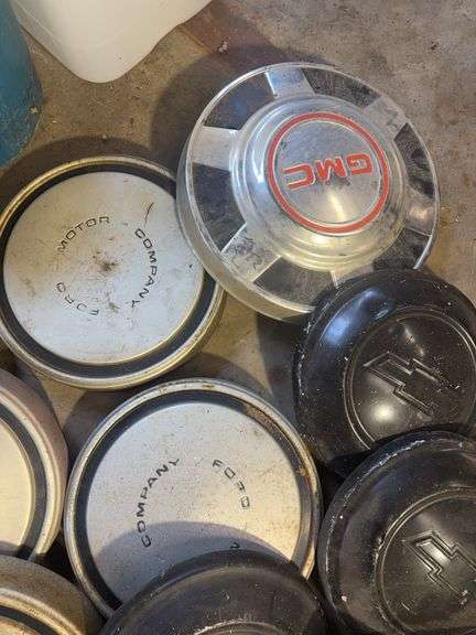 15+ hubcaps - see photos - GMC, Ford, Chevy, and Volkswagen