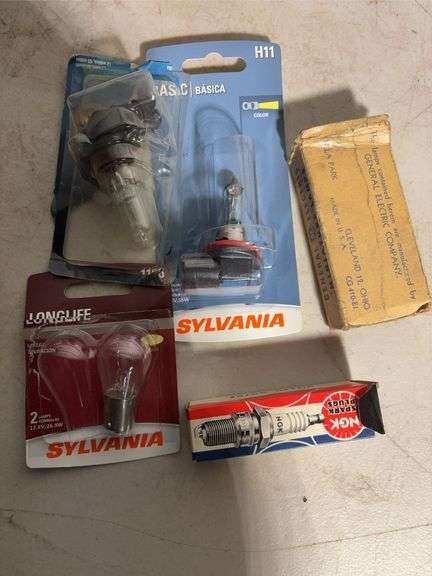 Flat of vehicle light bulbs - see photos