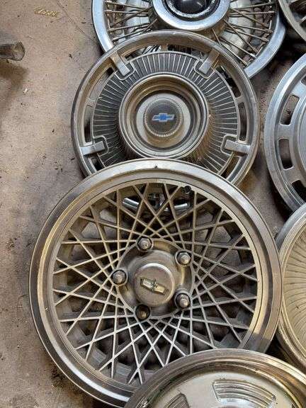 15+ hubcaps - see photos - Chevy, Pontiac, and more