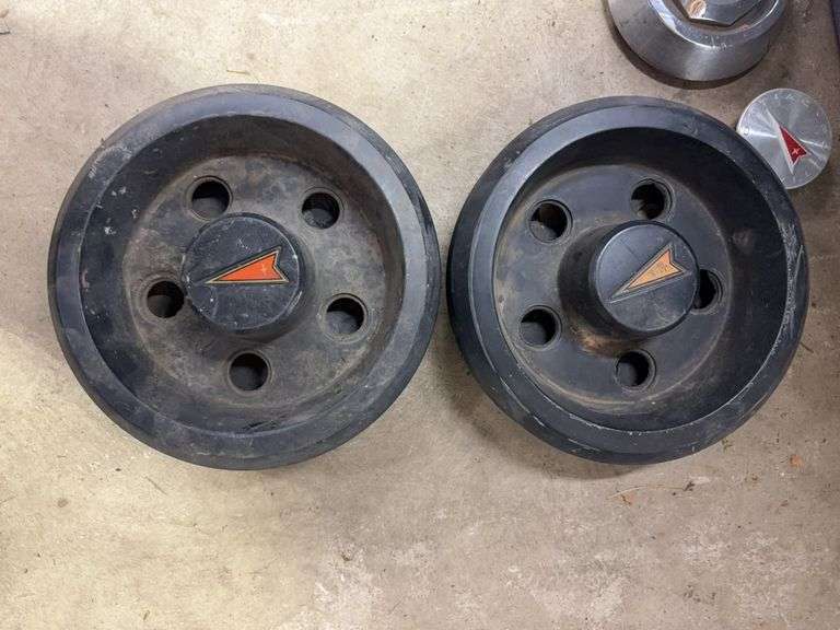 Tote of Pontiac hub caps and parts