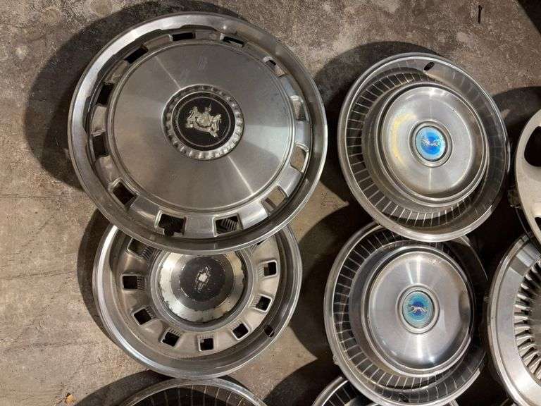 (15+) hub caps including Toyota, Pontiac and more