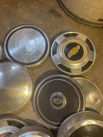 15+ hubcaps - see photos - Chevy, Ford, and more