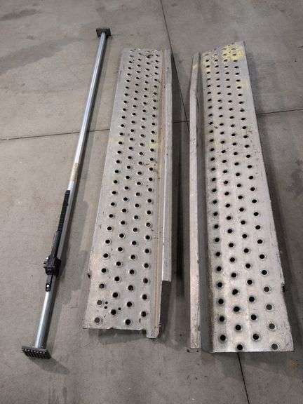 (2) 78" metal ramps and trailer jack bar