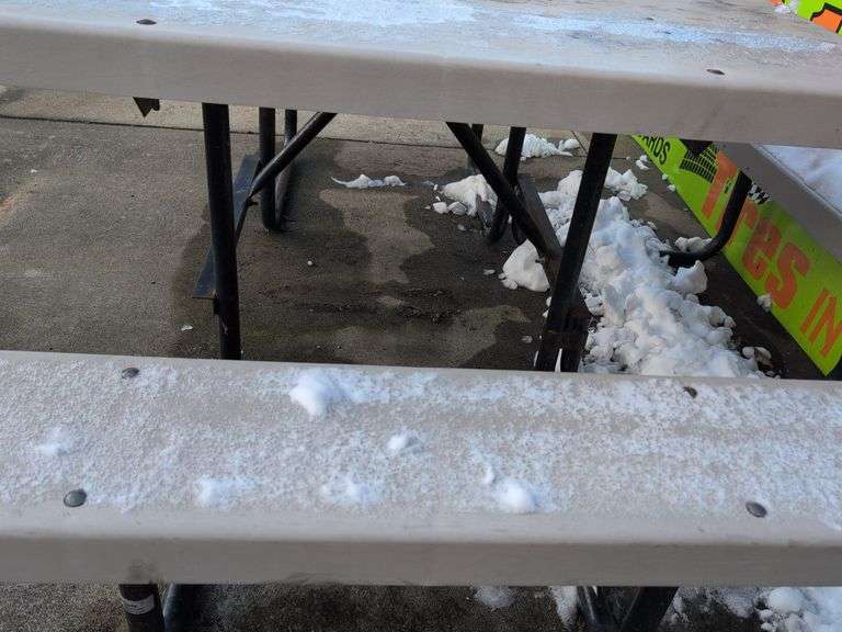 Outdoor plastic picnic table - top: 4' x 4'