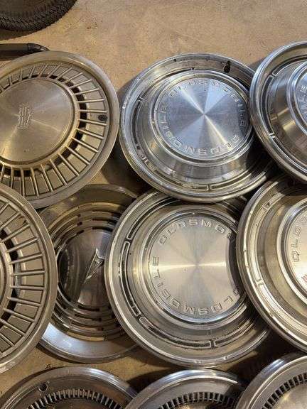15+ hubcaps - see photos - Oldsmobile, Pontiac, Buick, and more
