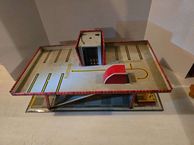 1949 COHN FRANK STUDIOS TIN LITHO SERVICE STATION 25" X 16" X 11"