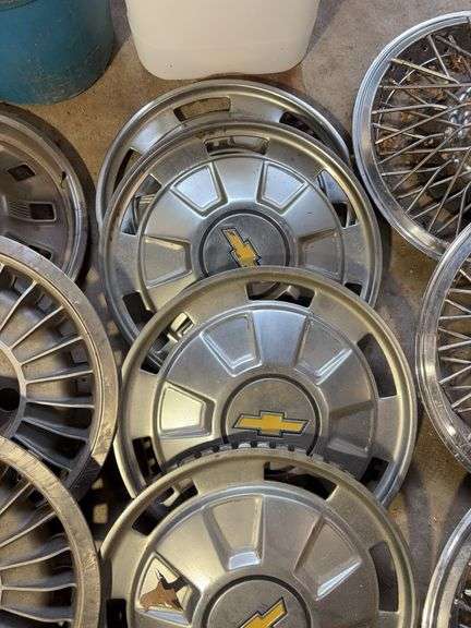 15+ hubcaps - see photos - Chevy, Pontiac, Mustang, and more