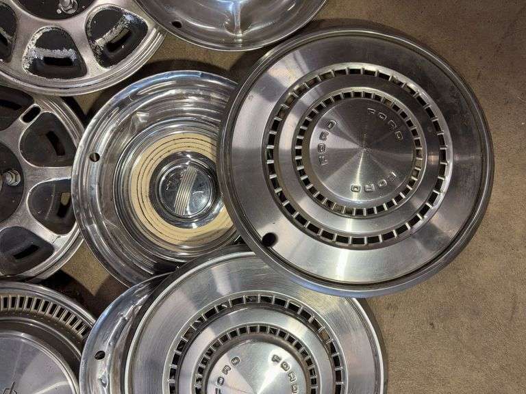 15+ hubcaps - see photos - Ford, Oldsmobile, and more