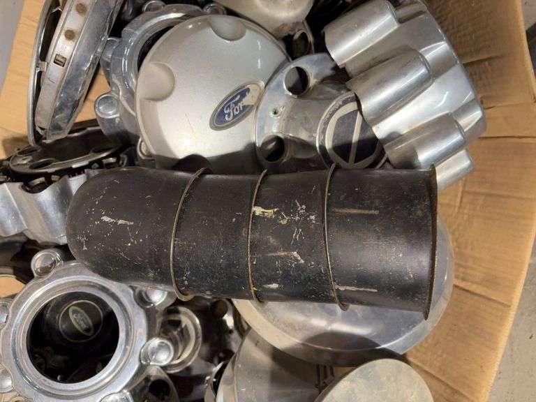 Large lot of hub caps and parts -Ford, Honda and more