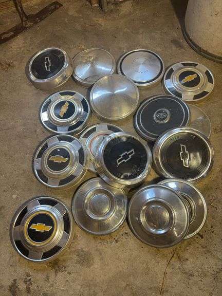 15+ hubcaps - see photos - Chevy, Ford, and more