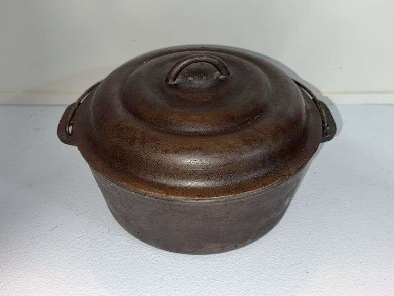 OBRIEN AND OBRIEN CAST IRON DUTCH OVEN W/LID