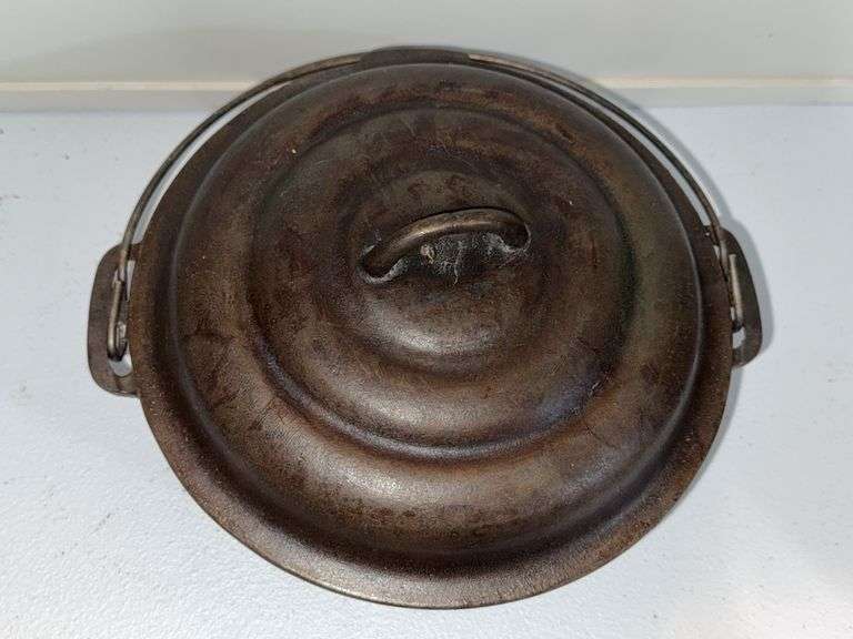 OBRIEN AND OBRIEN CAST IRON DUTCH OVEN W/LID