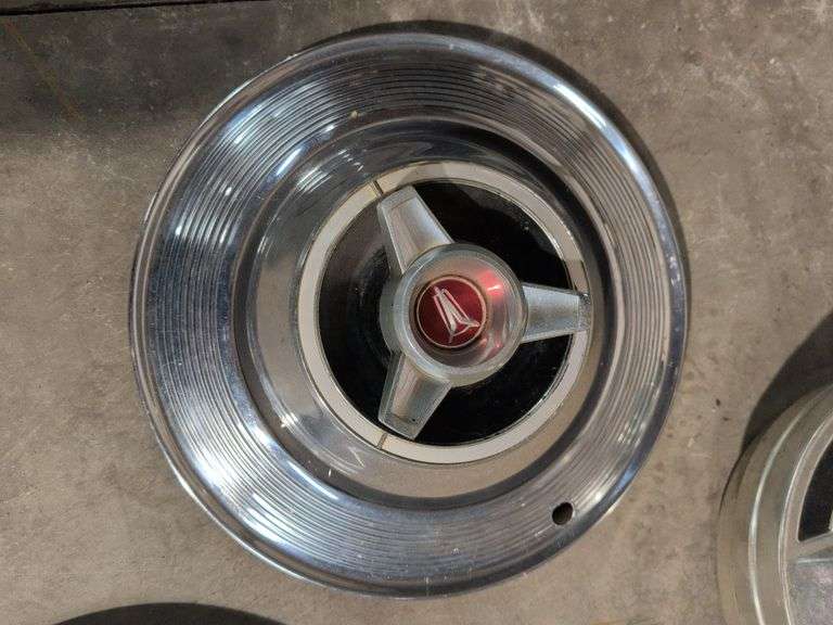 10+ hubcaps - Chevy and others