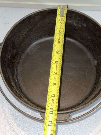 OBRIEN AND OBRIEN CAST IRON DUTCH OVEN W/LID