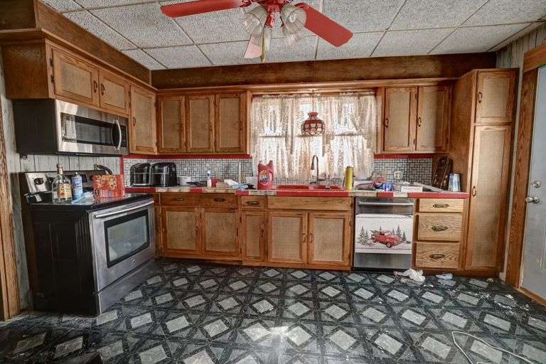 2-Story Home & Detached Garage