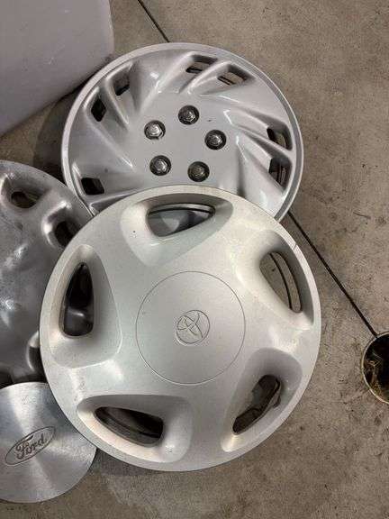 Tote of miscellaneous hub caps and parts -Ford, Toyota and more