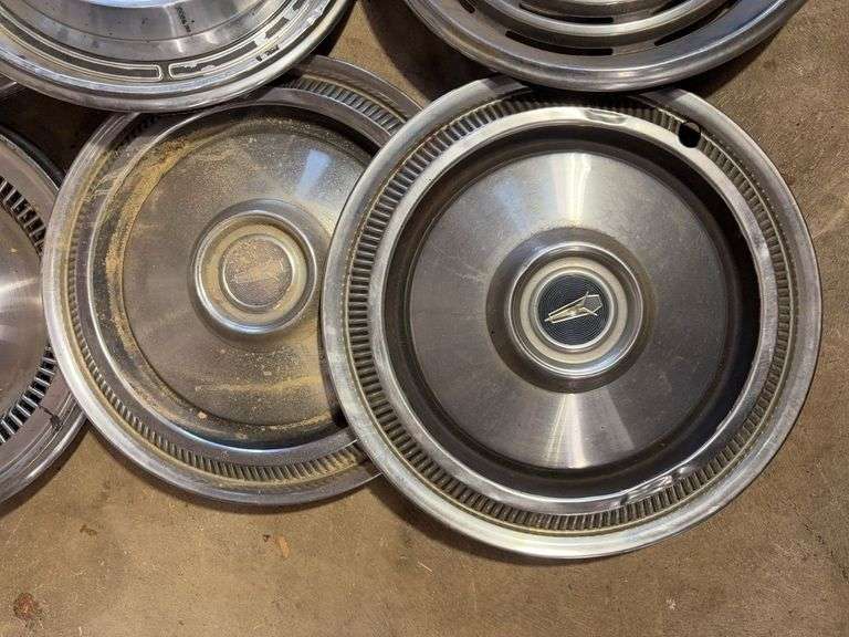 15+ hubcaps - see photos - Oldsmobile, Pontiac, Buick, and more