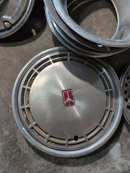 10+ hubcaps - Chevy and others
